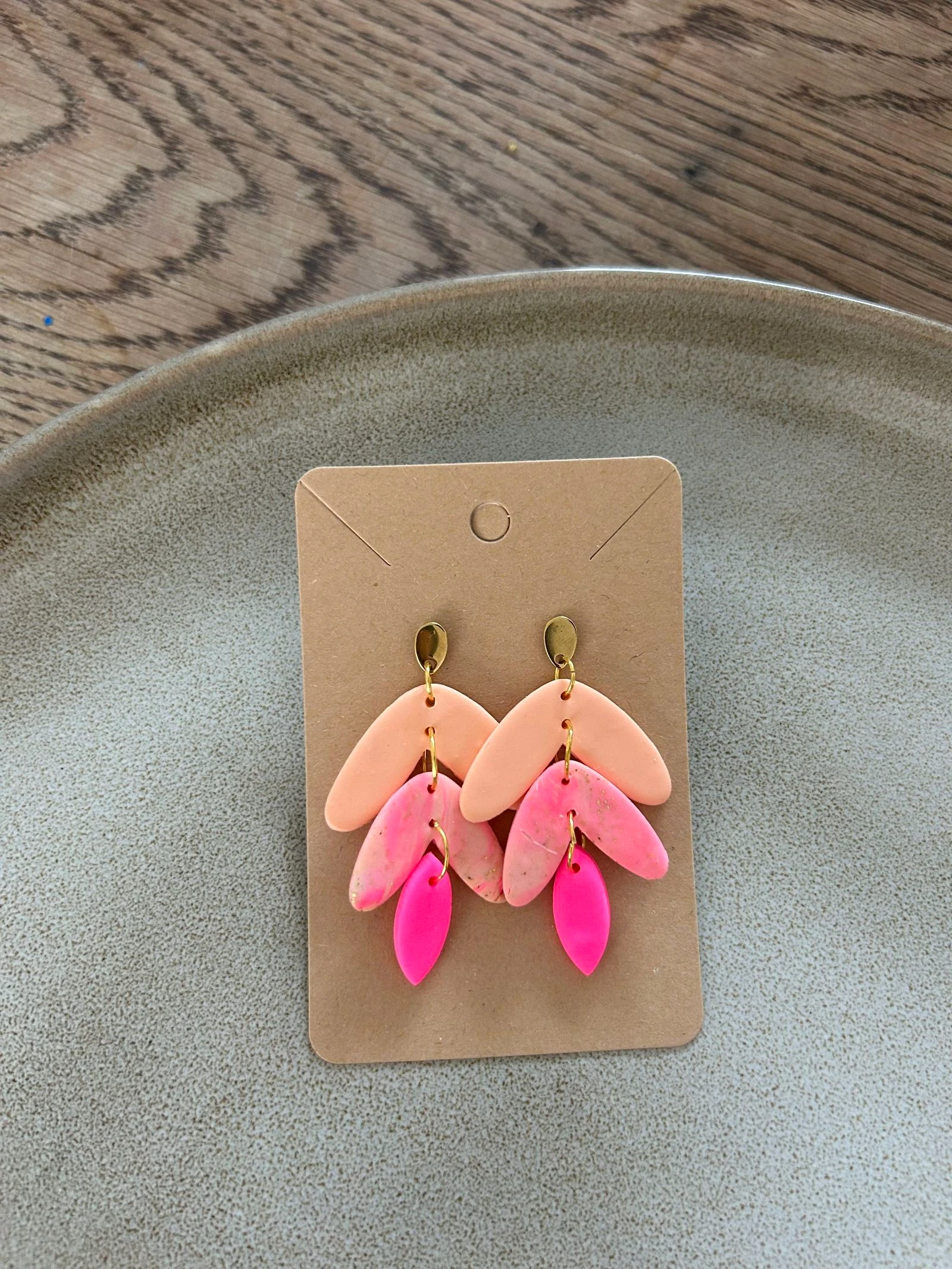 *nieuw* zalm kleurige oorbellen met neon roze 